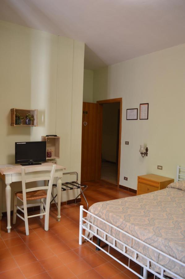 Hotel Il Poggetto Castellina Marittima Buitenkant foto