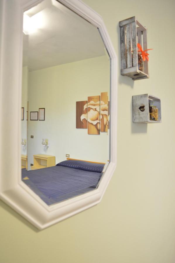 Hotel Il Poggetto Castellina Marittima Buitenkant foto
