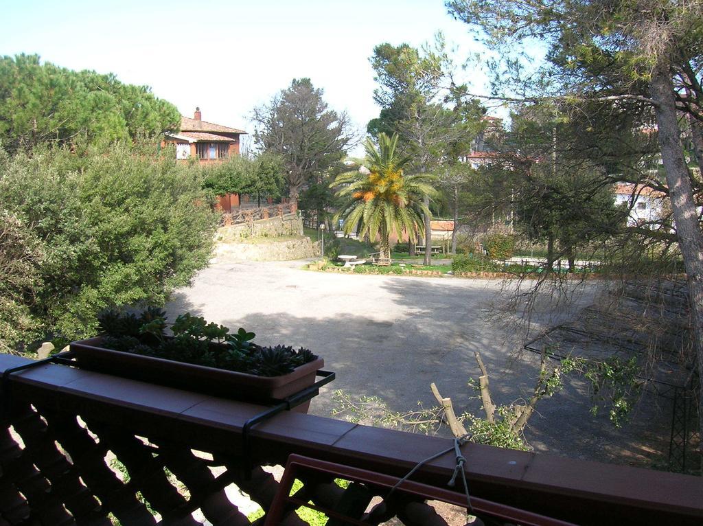 Hotel Il Poggetto Castellina Marittima Buitenkant foto