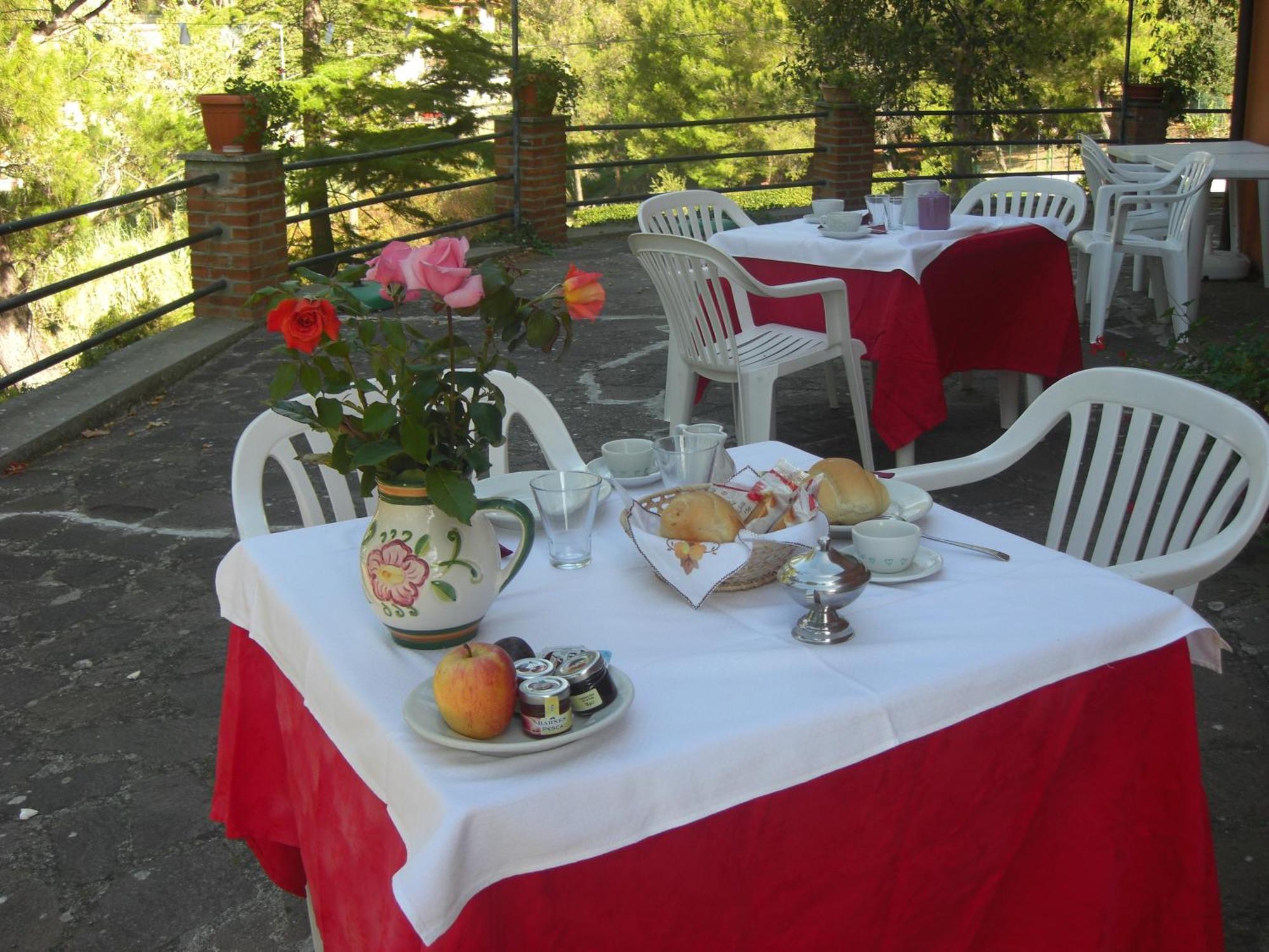 Hotel Il Poggetto Castellina Marittima Buitenkant foto