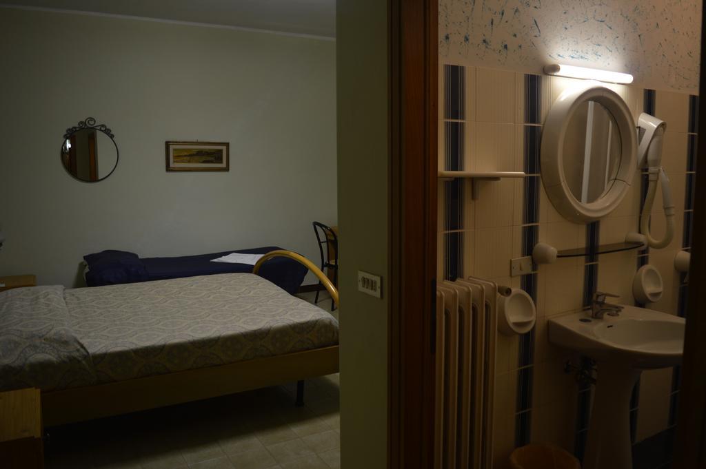 Hotel Il Poggetto Castellina Marittima Buitenkant foto