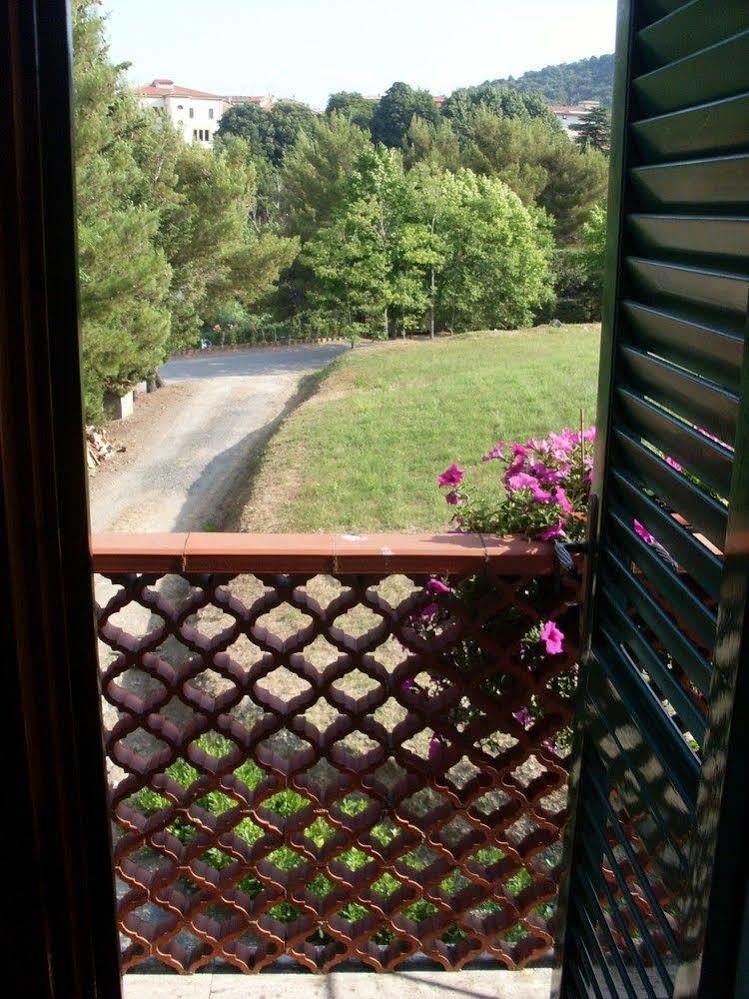 Hotel Il Poggetto Castellina Marittima Buitenkant foto